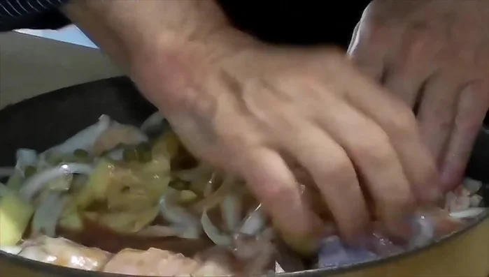 Aggiungere l'agnello e mescolarlo nel sugo.