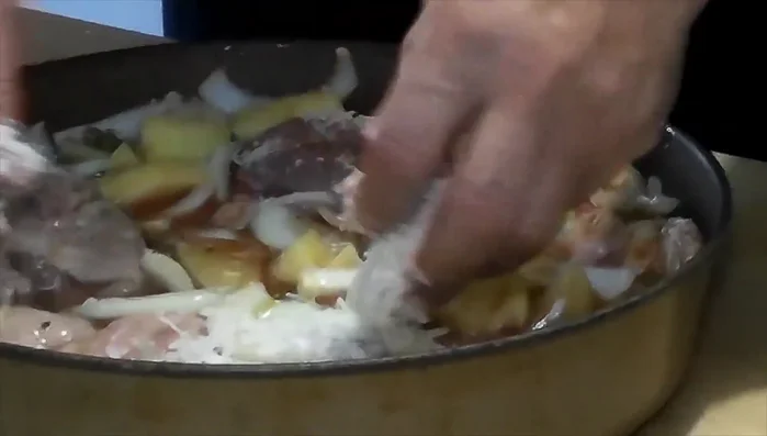 Aggiungere altro sale e acqua se necessario, per quasi coprire il tutto.