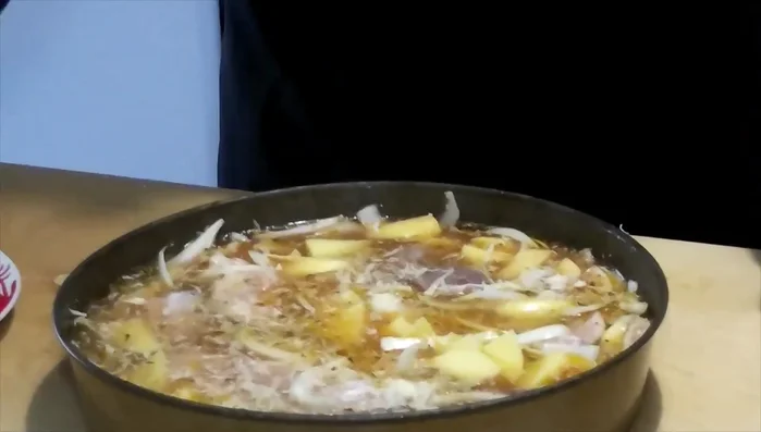 Infornare a 200°C (forno a gas) o 180°C (forno elettrico) per circa un'ora, controllando di tanto in tanto e aggiungendo sale, pepe o acqua se necessario.