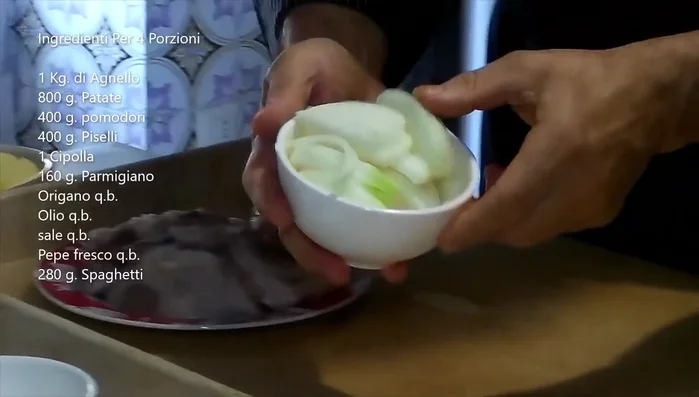Tagliare le patate e le cipolle a pezzetti.