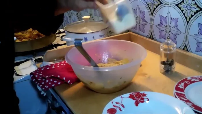Aggiungere pepe fresco e parmigiano a piacere.