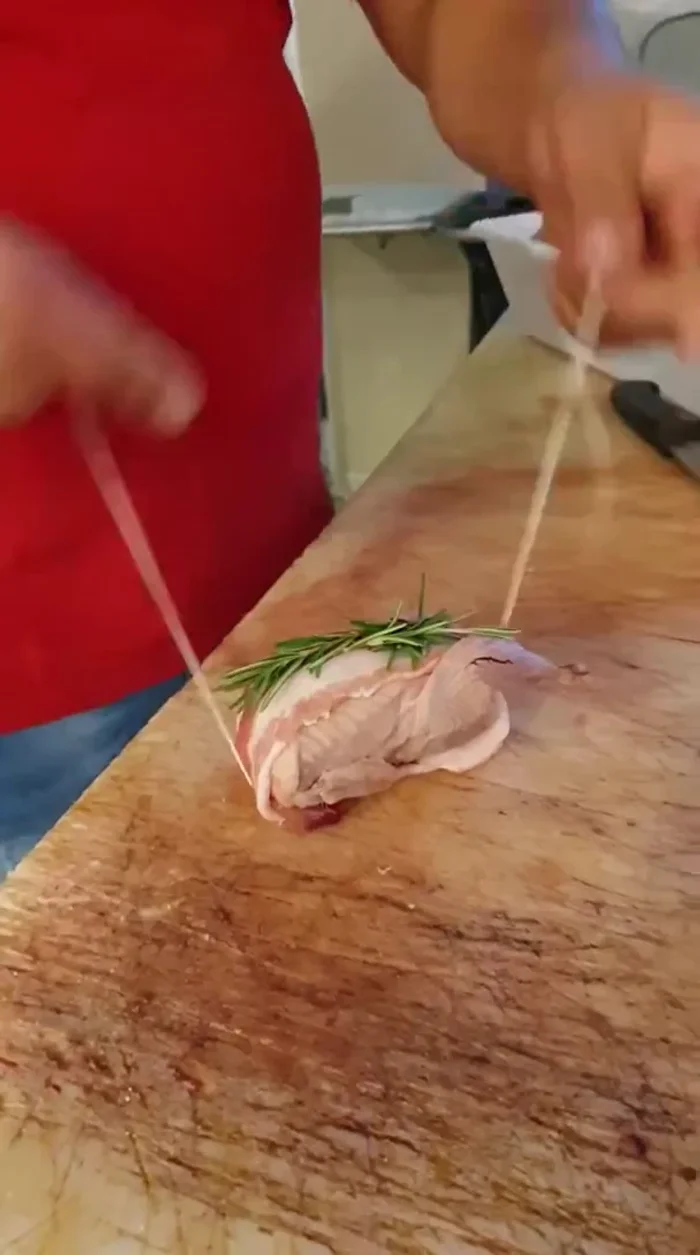 Legare le quaglie con dello spago da cucina per evitare che si aprano durante la cottura.