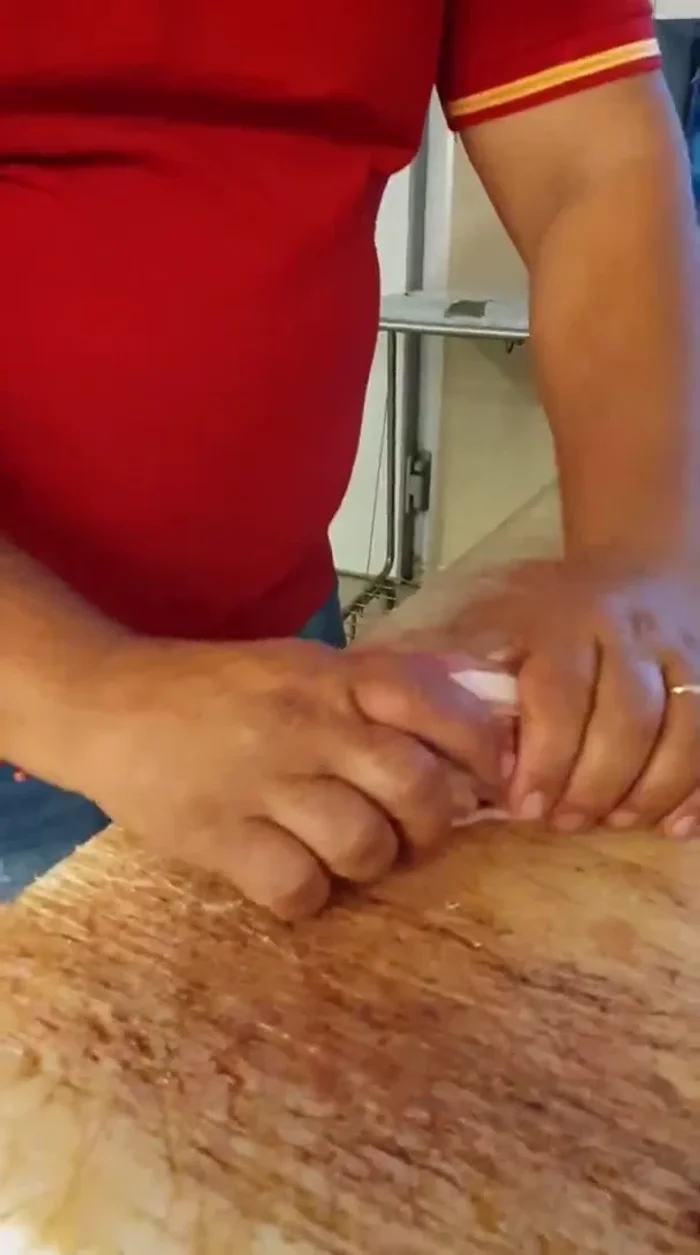 Avvolgere le quaglie ripiene con la pancetta.