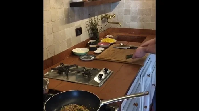 Aggiungere gli asparagi selvatici lavati e tagliati.