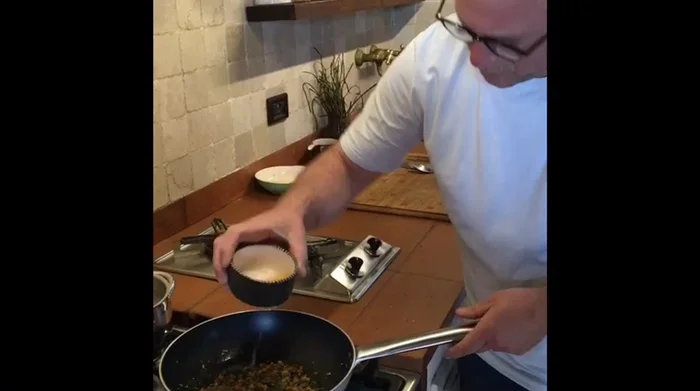 Sfumare con un po' di vino bianco.