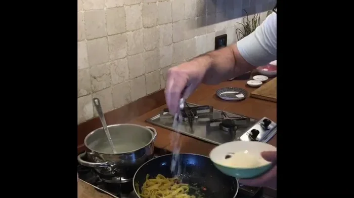 Aggiungere il parmigiano reggiano grattugiato e mantecare.