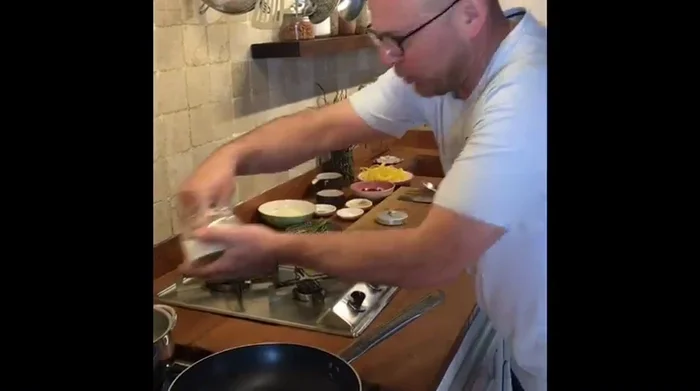 Cuocere le tagliatelle.