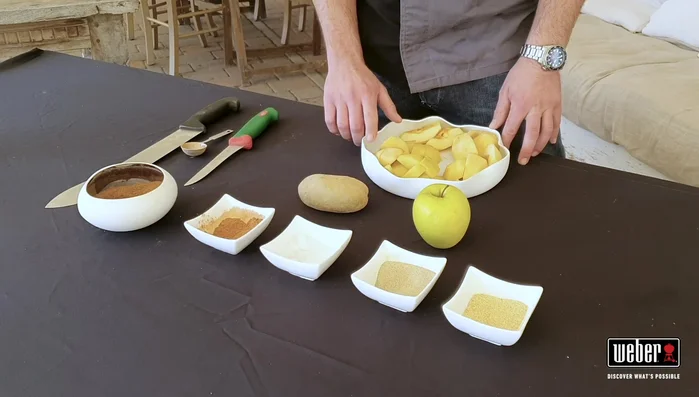 Pelare e tagliare le patate a pezzi.