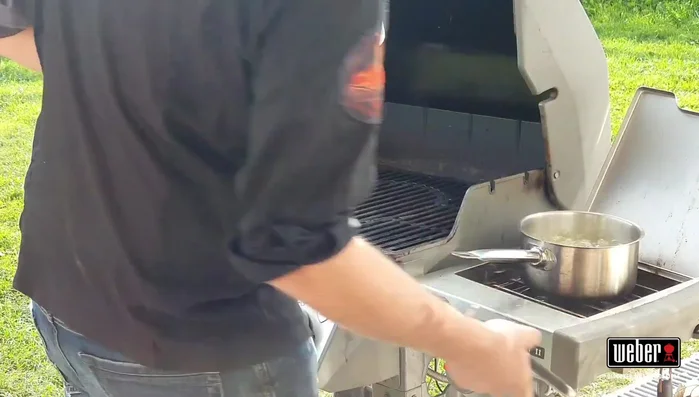 Affumicare le mele nel barbecue per circa 20 minuti.