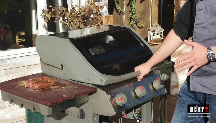 Cuocere il filetto di maiale al barbecue a circa 150 gradi, utilizzando la smoking box, fino a raggiungere una temperatura interna di 65 gradi.