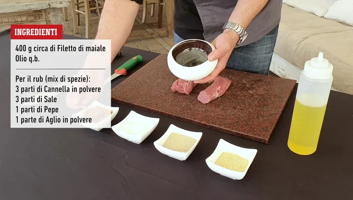 Preparare il rub per il filetto: mescolare cannella, sale, pepe e aglio in polvere.