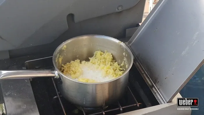 Aggiungere latte e burro al purè e mescolare bene.
