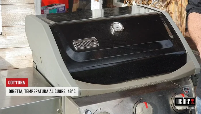 Una volta cotto, togliere il filetto dal barbecue e lasciarlo riposare.