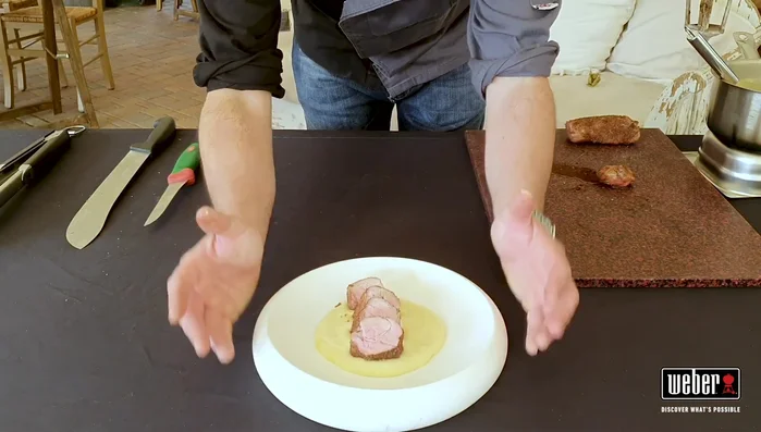 Servire il filetto di maiale alla cannella con il purè di patate e mele affumicato.