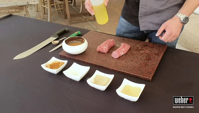 Ungere leggermente il filetto con un filo d'olio.