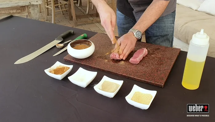 Cospargere il filetto con il rub preparato.