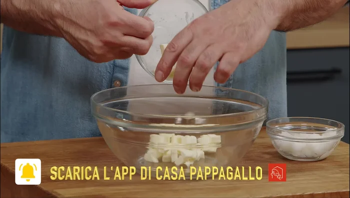 Preparare la frolla: In una ciotola, lavorare il burro con lo zucchero fino a creare una crema. Aggiungere lo strutto e poi l'acqua poco per volta, incorporando la farina. Lavorare l'impasto il meno possibile (43.8).