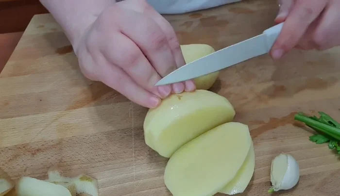 Lavare e tagliare le patate a fette di circa 1 cm di spessore.