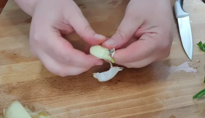 Eliminare il germoglio centrale dalle patate.