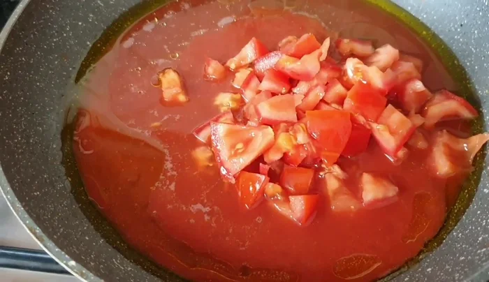 Aggiungere il pomodoro tagliato a pezzetti, le olive, il prezzemolo, sale e mescolare.