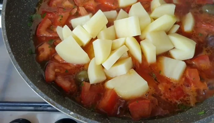 Aggiungere le patate e mezzo bicchiere di acqua.