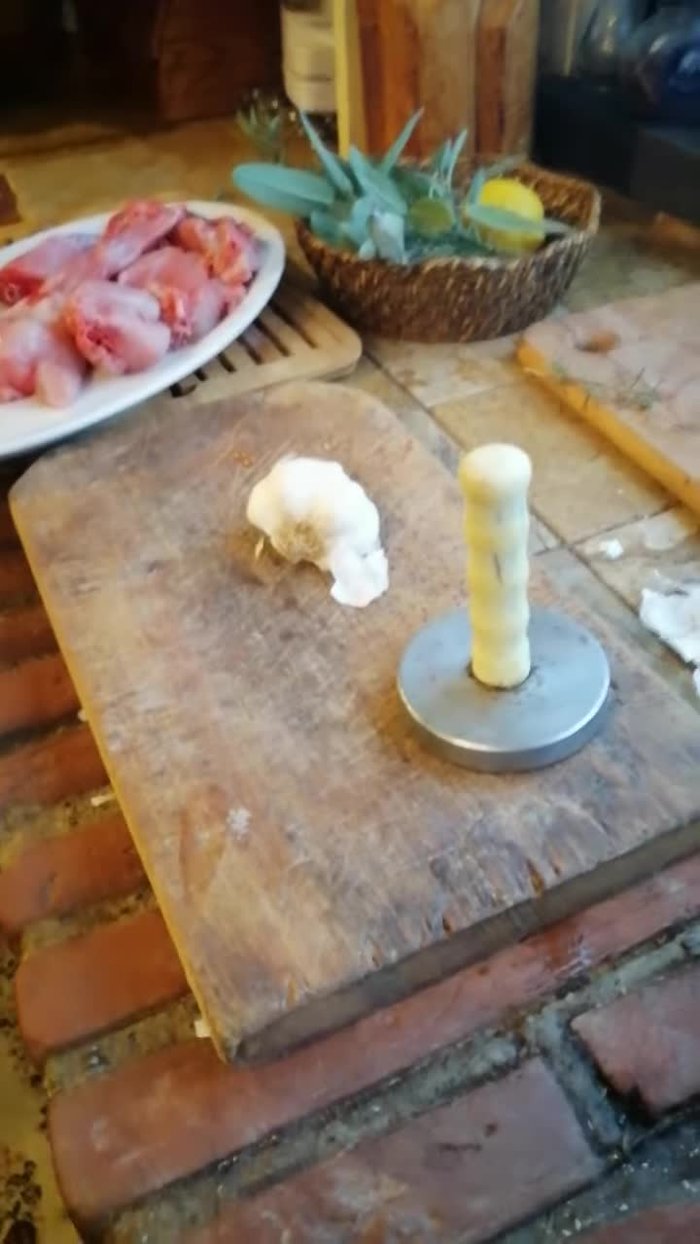 Lavare il coniglio. Inserire salvia, rosmarino, e olio extravergine in una pentola e far insaporire.
