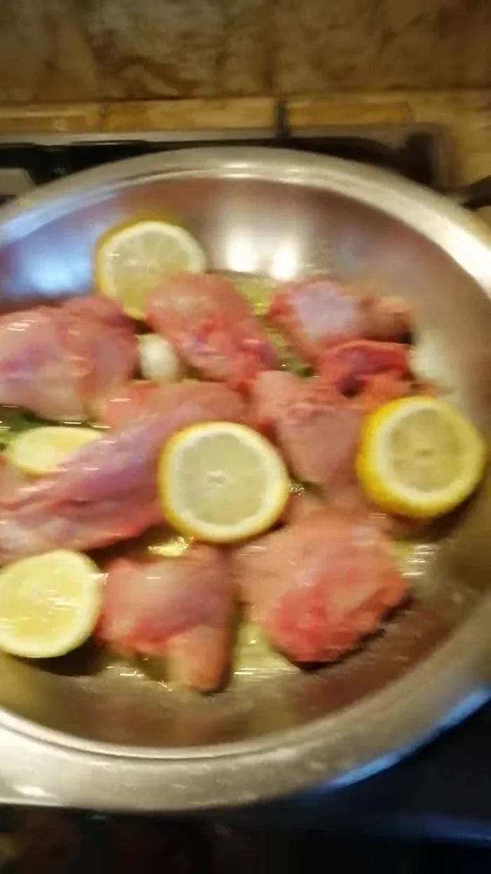Aggiungere il limone a fettine al coniglio e far insaporire.