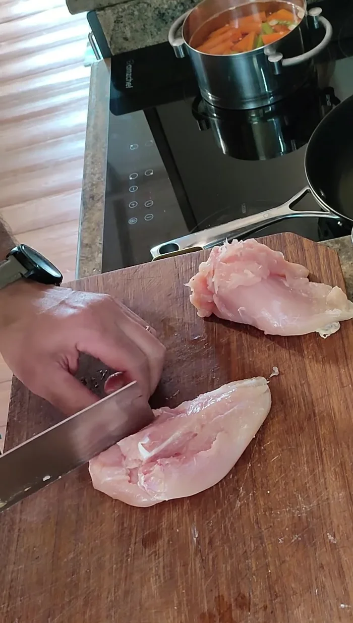 Tagliare il petto di pollo a cubetti di dimensioni simili. Lavare accuratamente l'asse da taglio dopo aver tagliato il pollo (246.239).