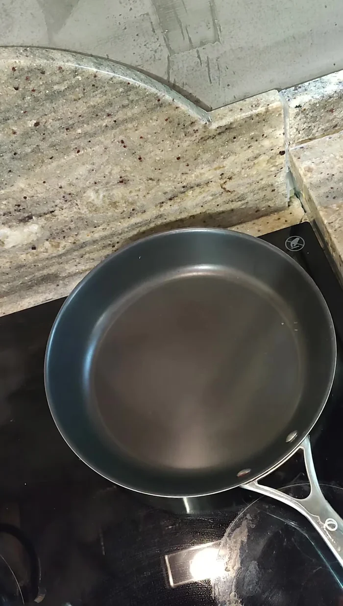 In una padella, scaldare burro o olio. Aggiungere il pollo leggermente infarinato (o con amido di mais per celiaci) e rosolare a fuoco medio-alto fino a doratura (338.3).