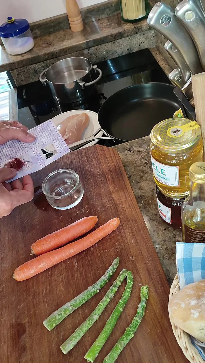 Scongelare gli asparagi in acqua tiepida. Sciogliere lo zafferano in acqua tiepida per circa 30-40 minuti (11.639).