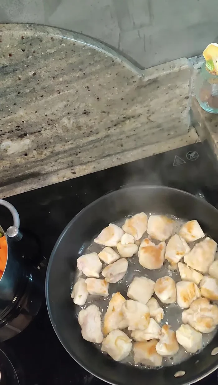 Una volta che il vino è quasi evaporato, togliere la padella dal fuoco per un minuto. (403.68)