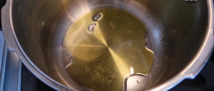 In una pentola, soffriggere la coda di toro in olio extravergine di oliva fino a doratura. (110.68)