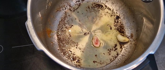 Aggiungere aglio, cipolla, timo, alloro e un pizzico di sale nella pentola. Stufare per 3 minuti. (202)