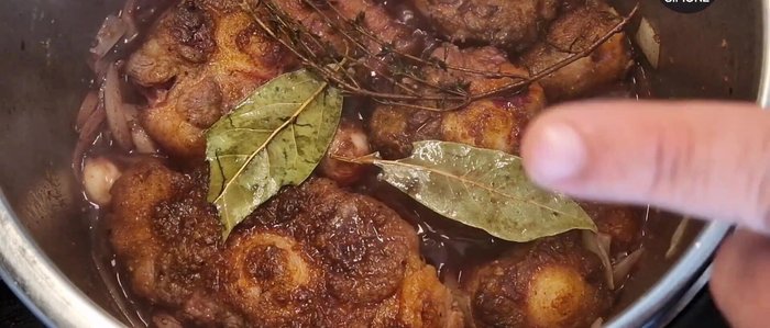 Aggiungere mezzo litro di brodo vegetale leggero. Portare a bollore, poi ridurre la fiamma al minimo. Cuocere per 4 ore (o 1 ora in pentola a pressione). (309.4)