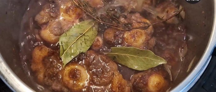 Togliere la coda dalla pentola. Frullare le verdure e il fondo di cottura per ottenere una salsa densa. Se necessario, far addensare sul fuoco. (387.24)