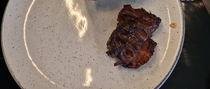 Impiattare la coda di toro con la salsa e le patate. (454.879)