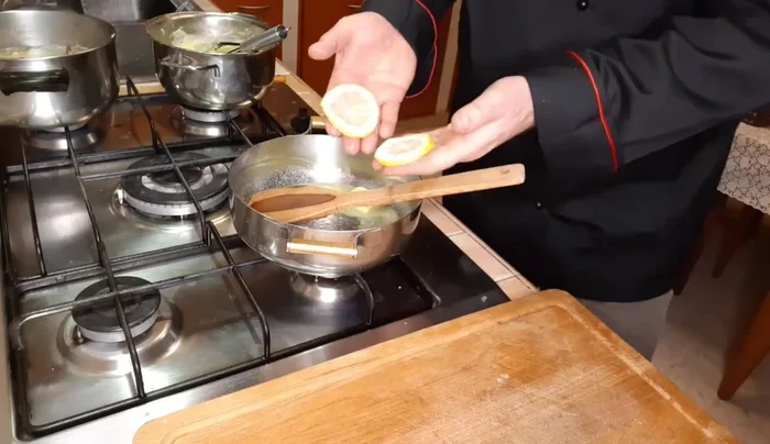Preparazione della salsa al limone e basilico: in una padella, sciogliere il burro, aggiungere le fettine di limone (comprese alcune parti della buccia), il basilico e il brodo di pesce. Far ridurre (95.799)