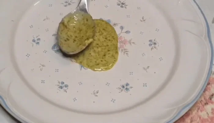 Impiattamento: disporre la salsa al limone e basilico sul piatto, adagiare sopra gli involtini e guarnire con prezzemolo (421.459)