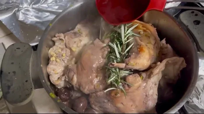 Aggiungere un mestolo di brodo vegetale (540.32) e cuocere a fuoco moderato per almeno un'ora, aggiungendo altro brodo se necessario (554.1, 561.72).