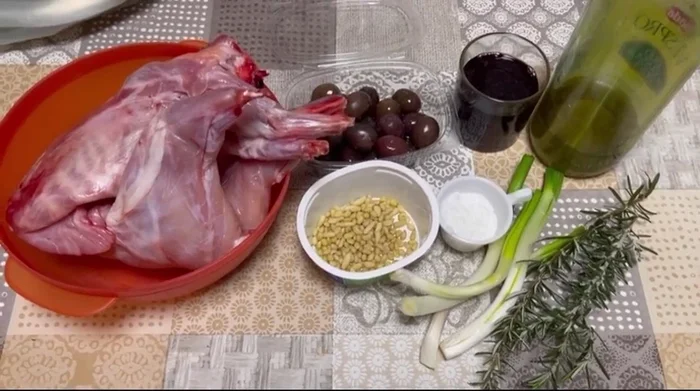 Preparare il brodo vegetale (90.479). Mettere sul fuoco una pentola con acqua e un dado vegetale (o sedano, carote e cipolla).