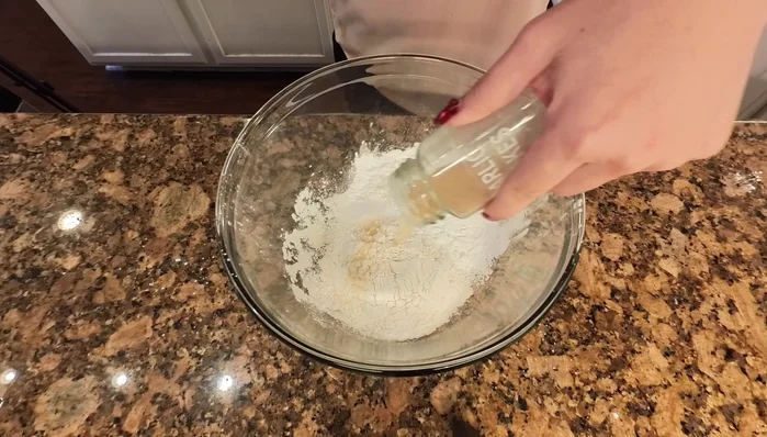 Preparare la pastella di birra: unire gli ingredienti secchi e aggiungere lentamente la birra fredda, mescolando con una frusta fino ad ottenere un composto denso e liscio (99.28). Mettere in frigo (111.68).
