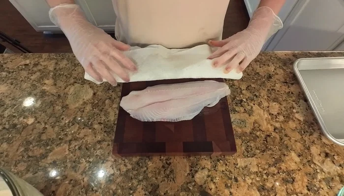 Preparare il pesce: asciugare bene il pesce, condire con sale e pepe e infarinarlo leggermente (121.28). Immergerlo nella pastella e friggere in olio a 175°C per 4-5 minuti per lato, fino a doratura (134.8). Scolare su una griglia (152.519).