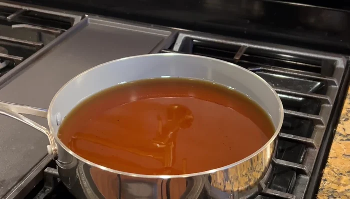 Seconda frittura delle patatine: alzare la fiamma e portare l'olio a 190°C (161.44). Friggere le patatine per 2-3 minuti fino a doratura e croccantezza (167). Scolare e condire con sale.