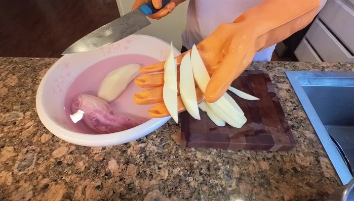 Preparare le patatine: pelare e tagliare le patate a fette spesse. Metterle a bagno in acqua fredda per almeno 30 minuti per eliminare l'amido (63.039). Scolare, asciugare bene e friggere a 160°C per 3-4 minuti fino a renderle morbide (75.68). Togliere, scolare e lasciare riposare (85.759).