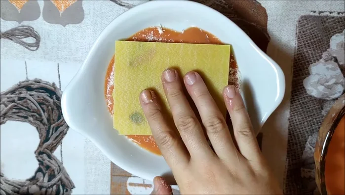 Aggiungere un altro strato di lasagna, melanzane, sugo e besciamella.