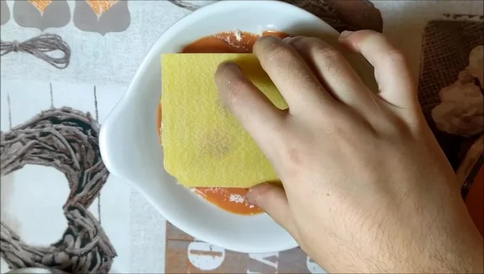 Completare con un ultimo strato di besciamella, melanzane, sugo e parmigiano.