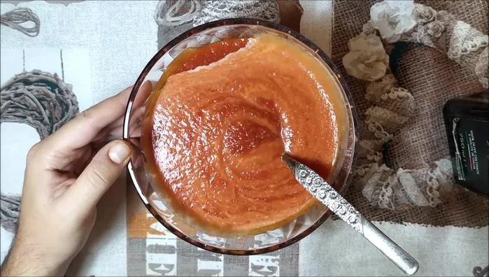 In un tegame, stratificare: un po' di besciamella, un po' di sugo, sfoglia di lasagna, melanzane a pezzetti, parmigiano.