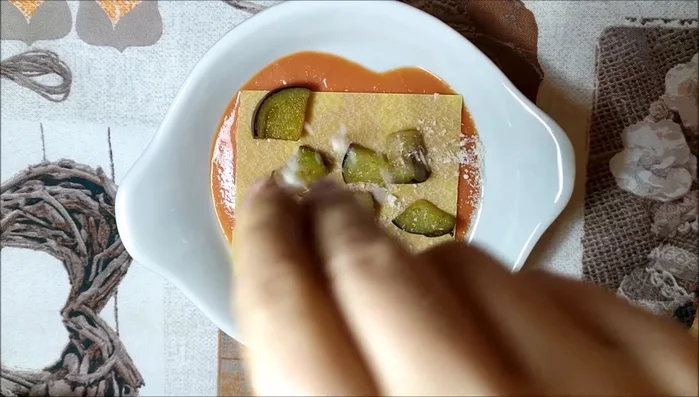 Ripetere la stratificazione: sugo, lasagna, melanzane, parmigiano.