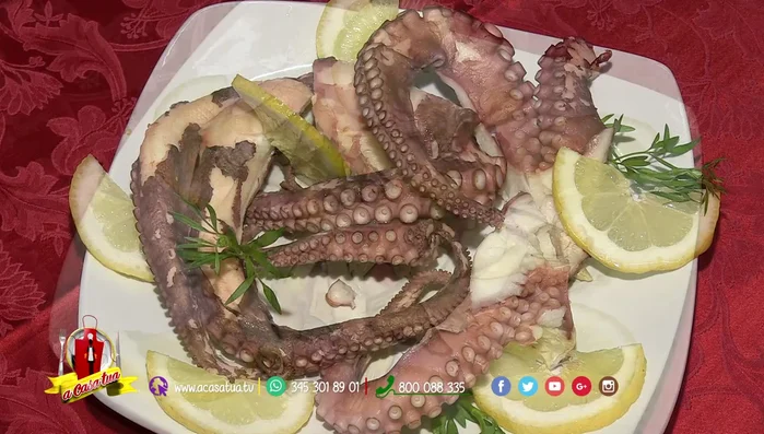 Preparare un'insalata con i carciofi arrostiti, il cipollotto di Tropea, i pomodorini pachino, il peperoncino calabrese e la rucola.