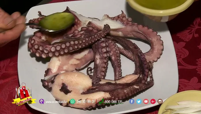 Marinare il polpo con succo di limone, olio, sale, pepe.